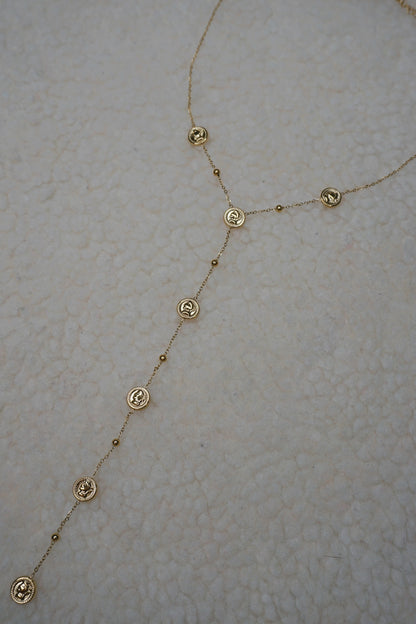 Collier doré tombant avec pièces de monnaie