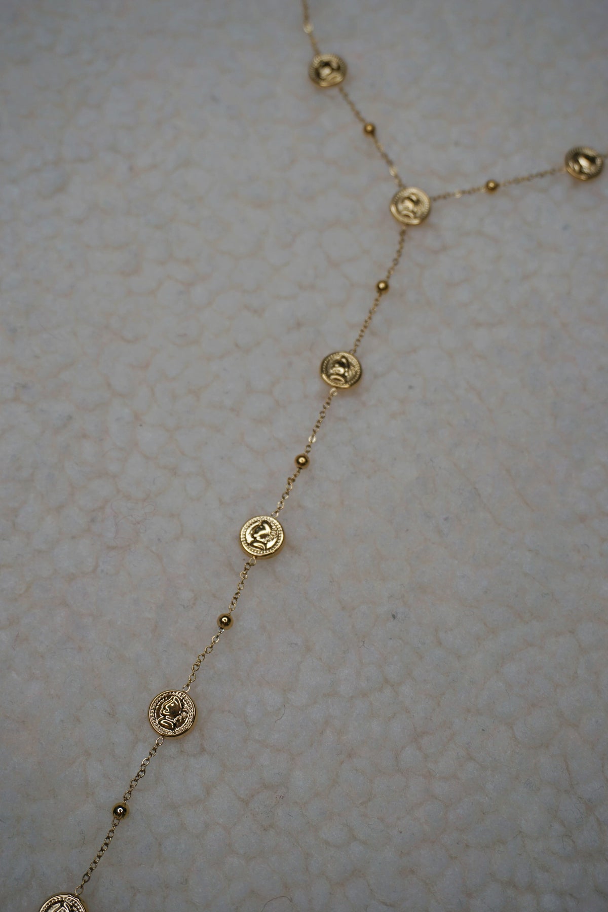 Collier doré tombant avec pièces de monnaie