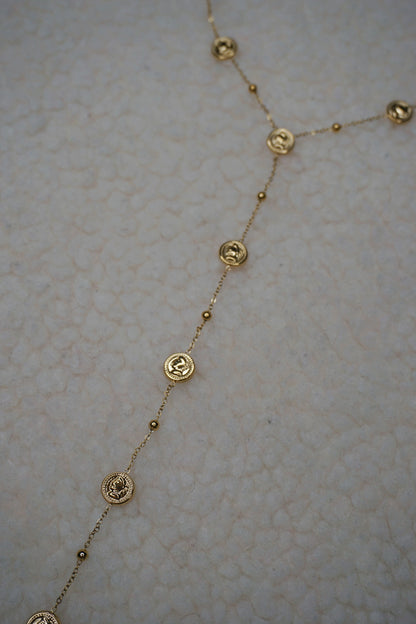 Collier doré tombant avec pièces de monnaie