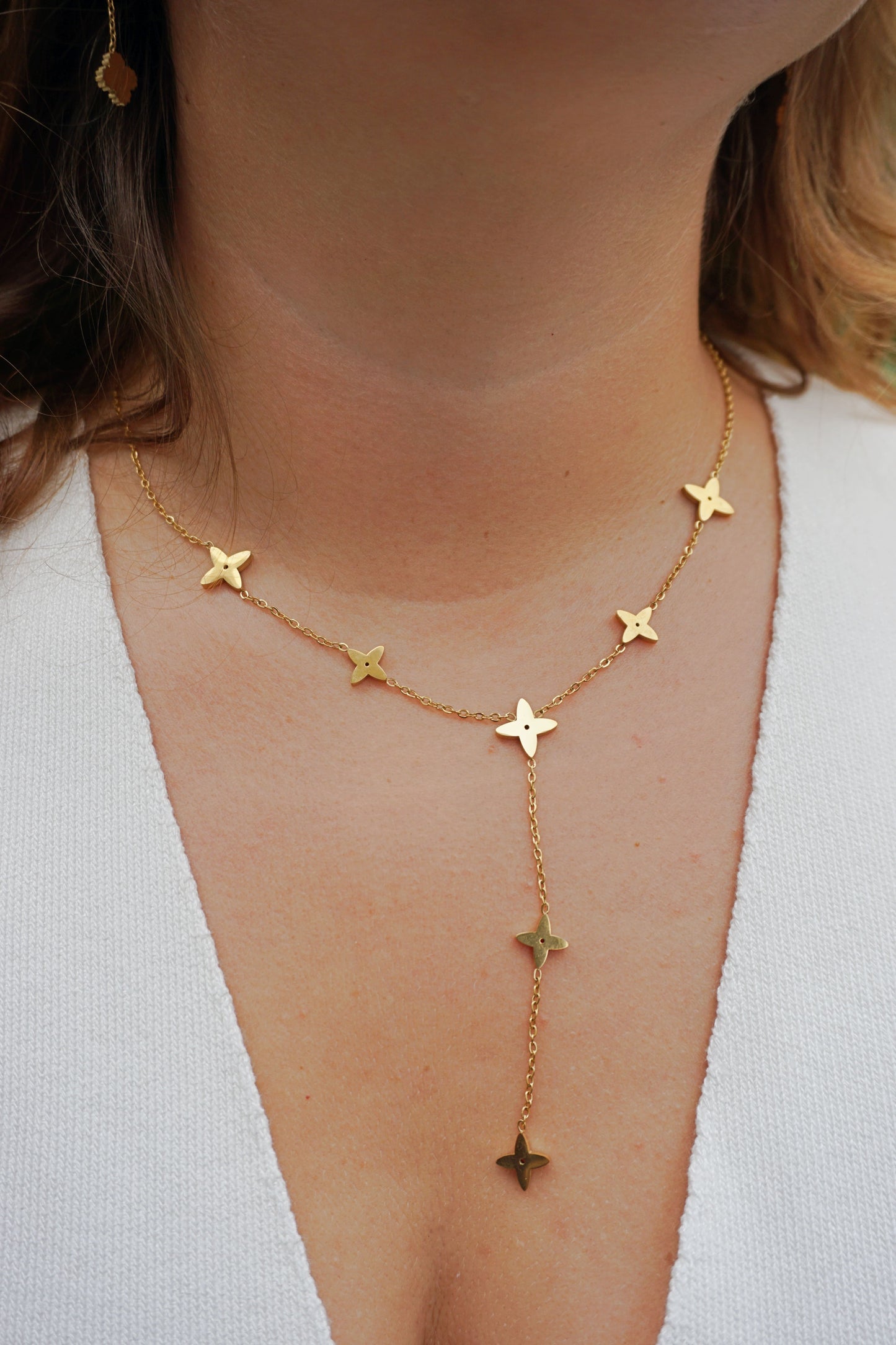 Collier doré tombant étoiles