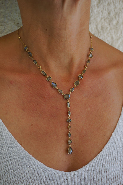 Collier doré tombant pierres marrons