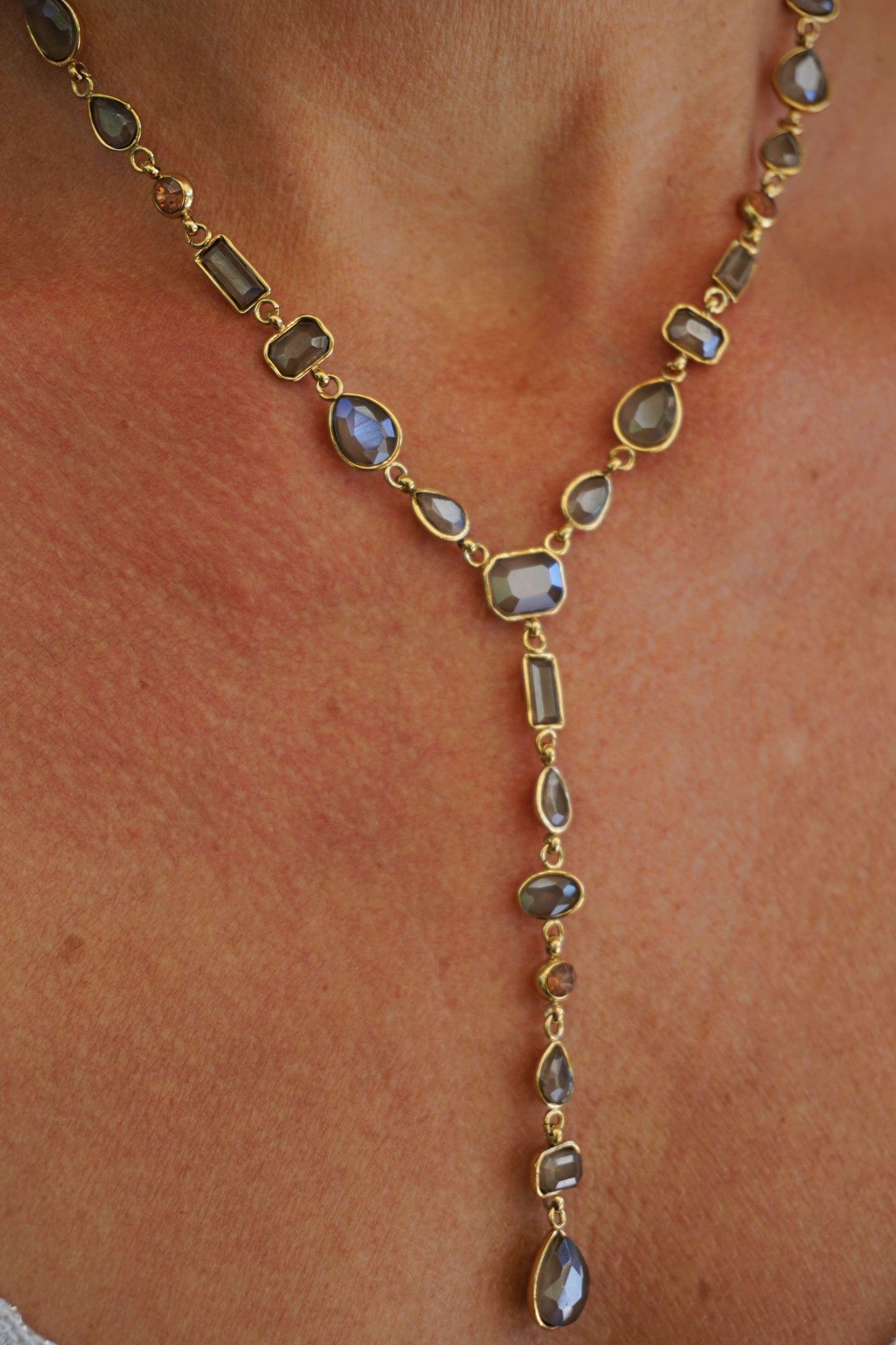 Collier doré tombant pierres marrons
