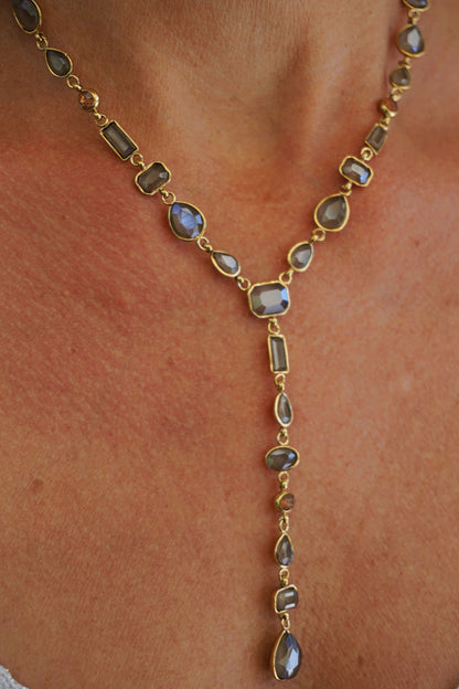 Collier doré tombant pierres marrons