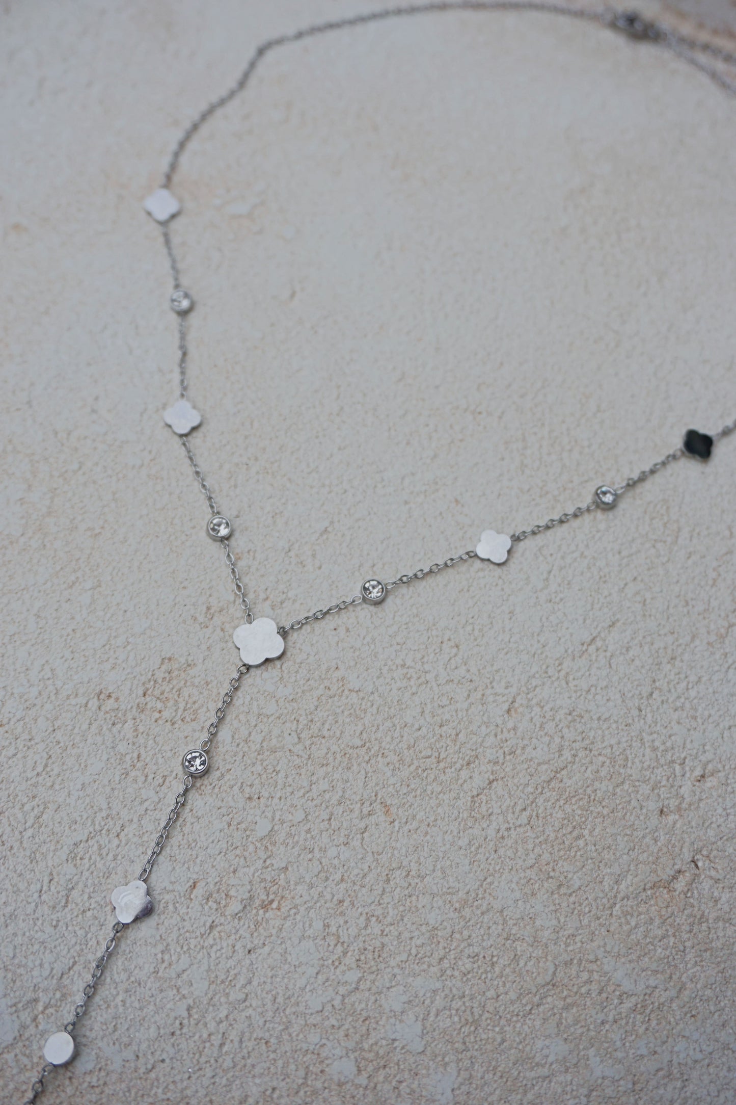 Collier argenté tombant trèfles et strass