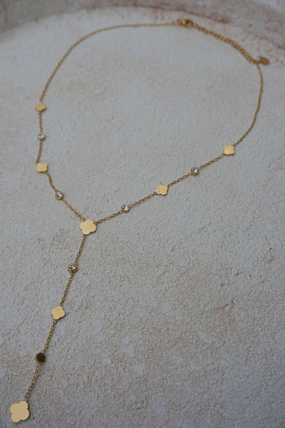 Collier doré tombant trèfles et strass