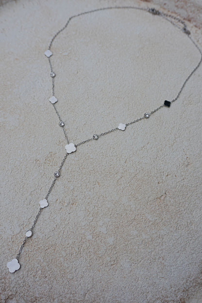 Collier argenté tombant trèfles et strass