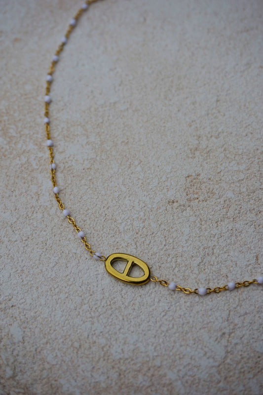 Collier fin doré boucle et petites perles blanches