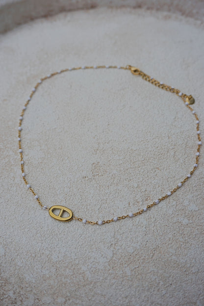 Collier fin doré boucle et petites perles blanches
