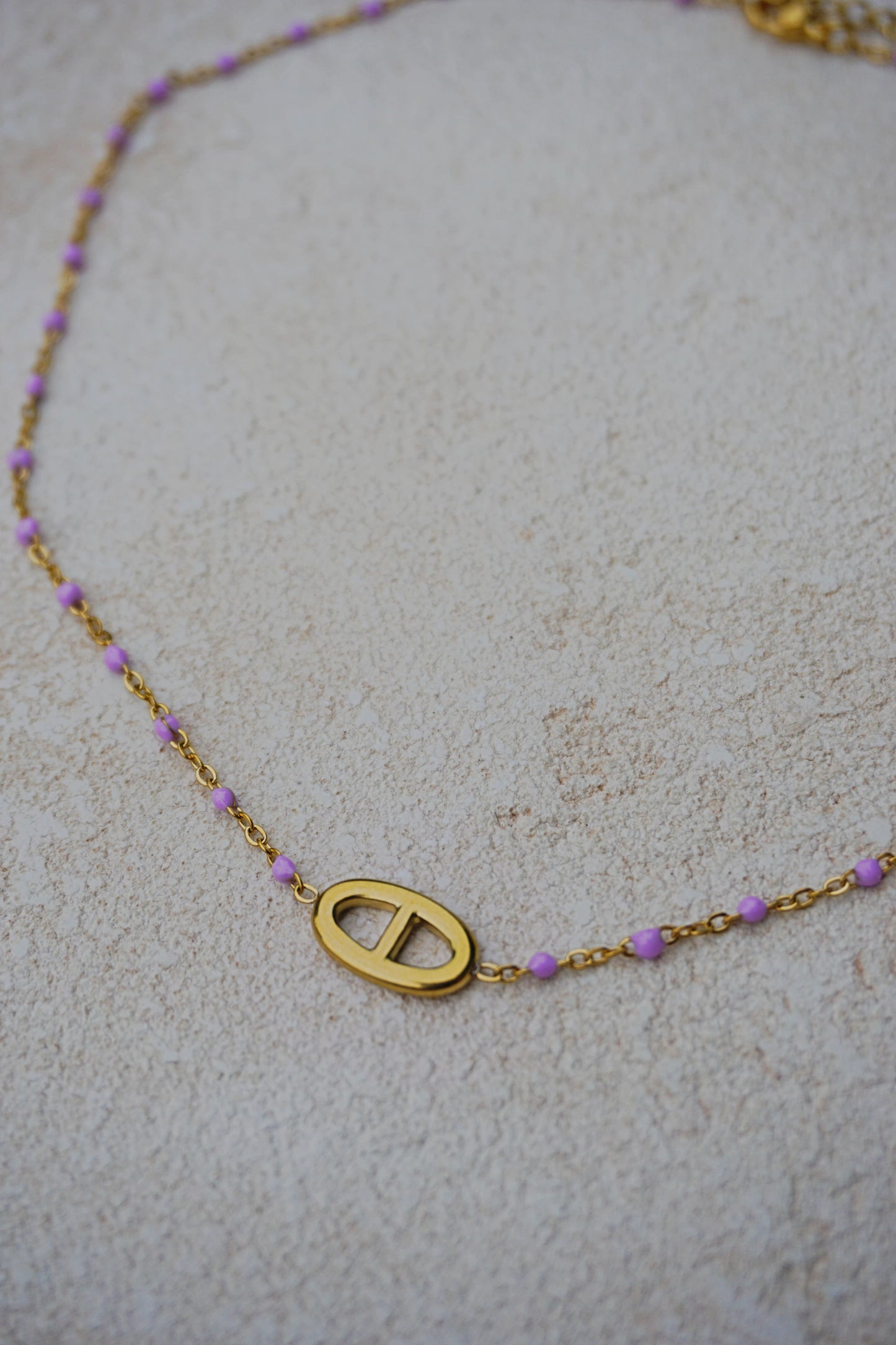 Collier fin doré boucle et petites perles lilas