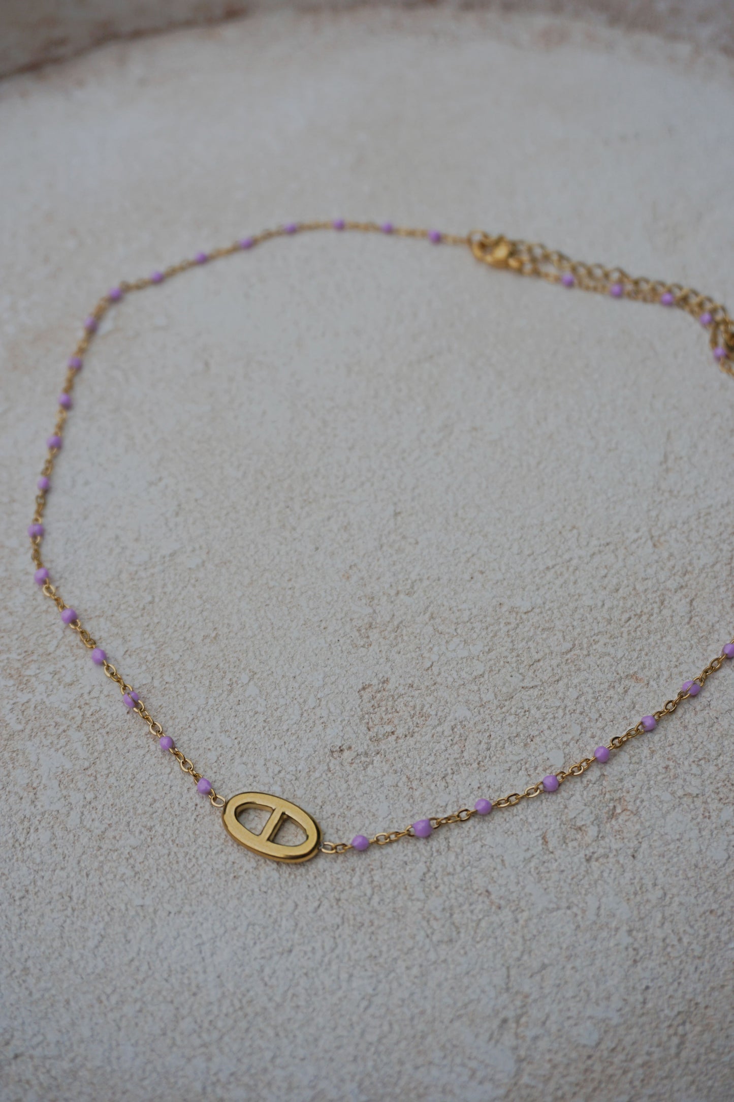 Collier fin doré boucle et petites perles lilas