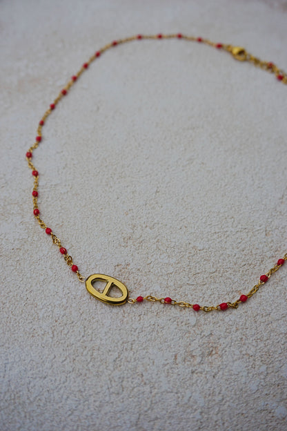 Collier fin doré boucle et petites perles rouges