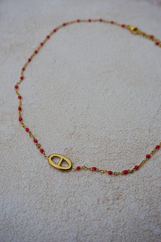 Collier fin doré boucle et petites perles rouges