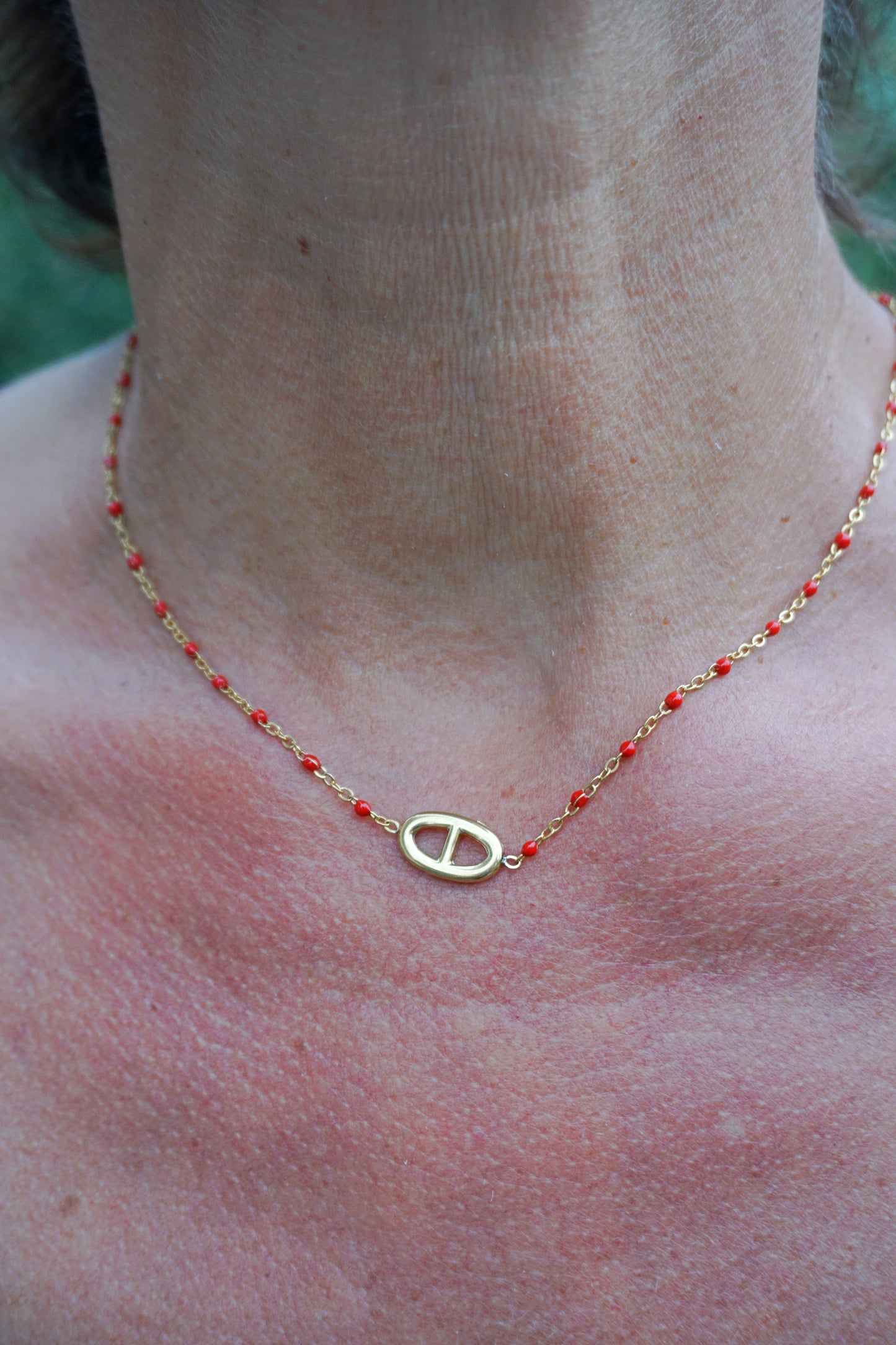 Collier fin doré boucle et petites perles rouges