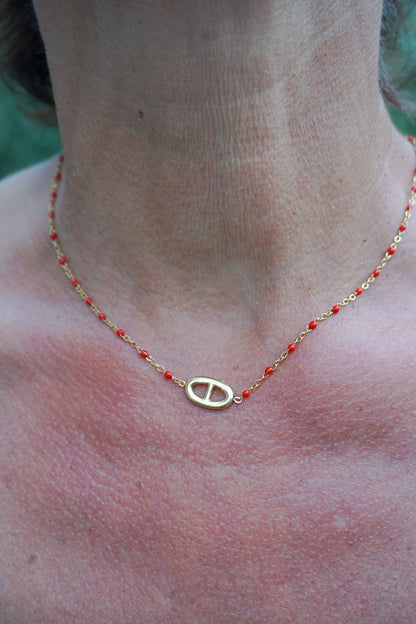 Collier fin doré boucle et petites perles rouges