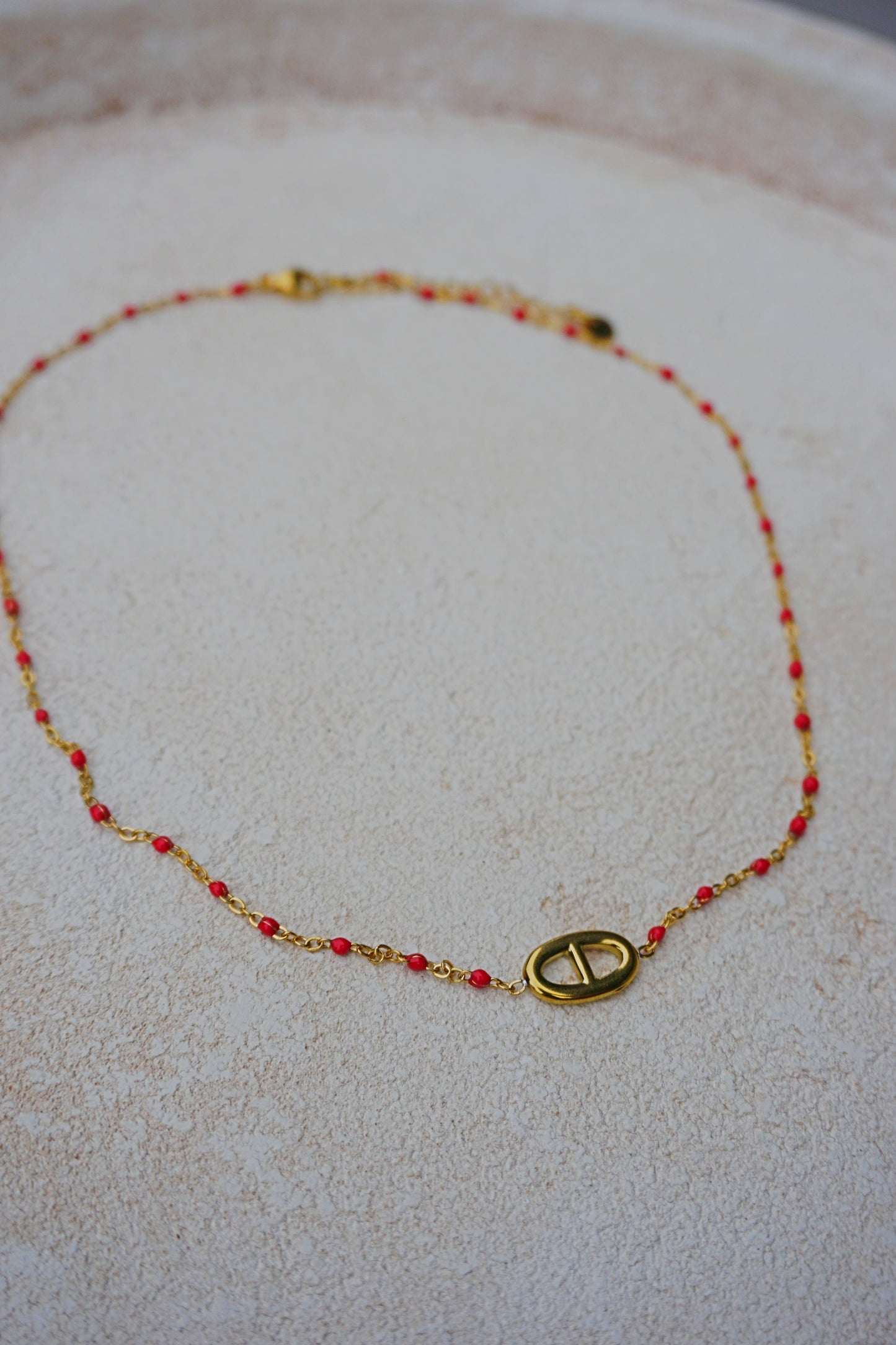 Collier fin doré boucle et petites perles rouges