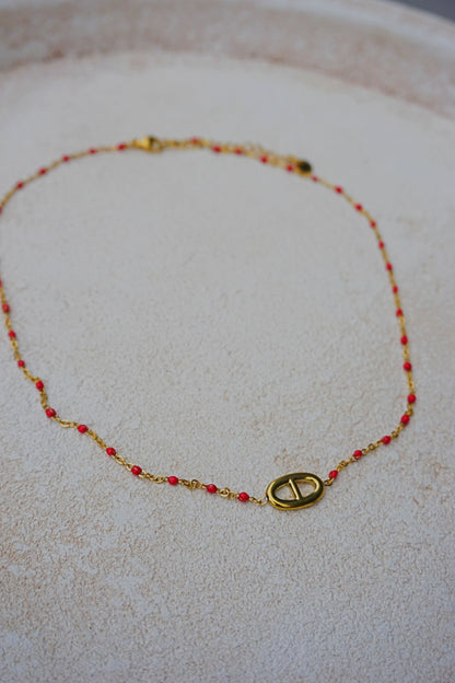 Collier fin doré boucle et petites perles rouges
