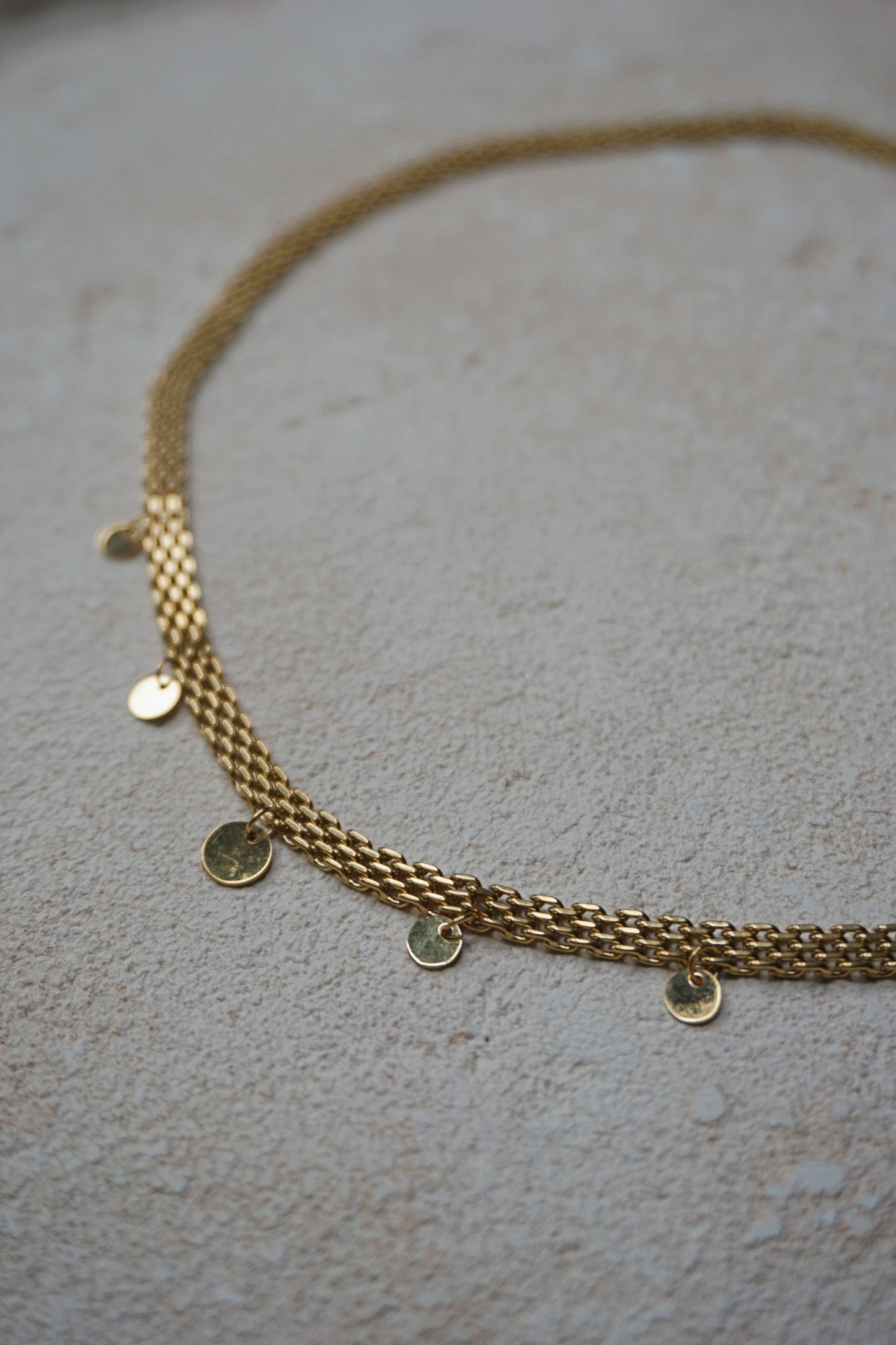 Collier maille doré et breloques rondes