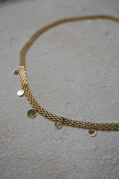 Collier maille doré et breloques rondes