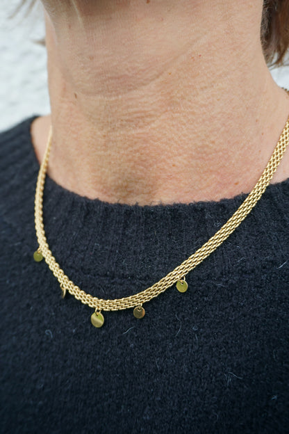 Collier maille doré et breloques rondes
