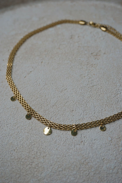 Collier maille doré et breloques rondes