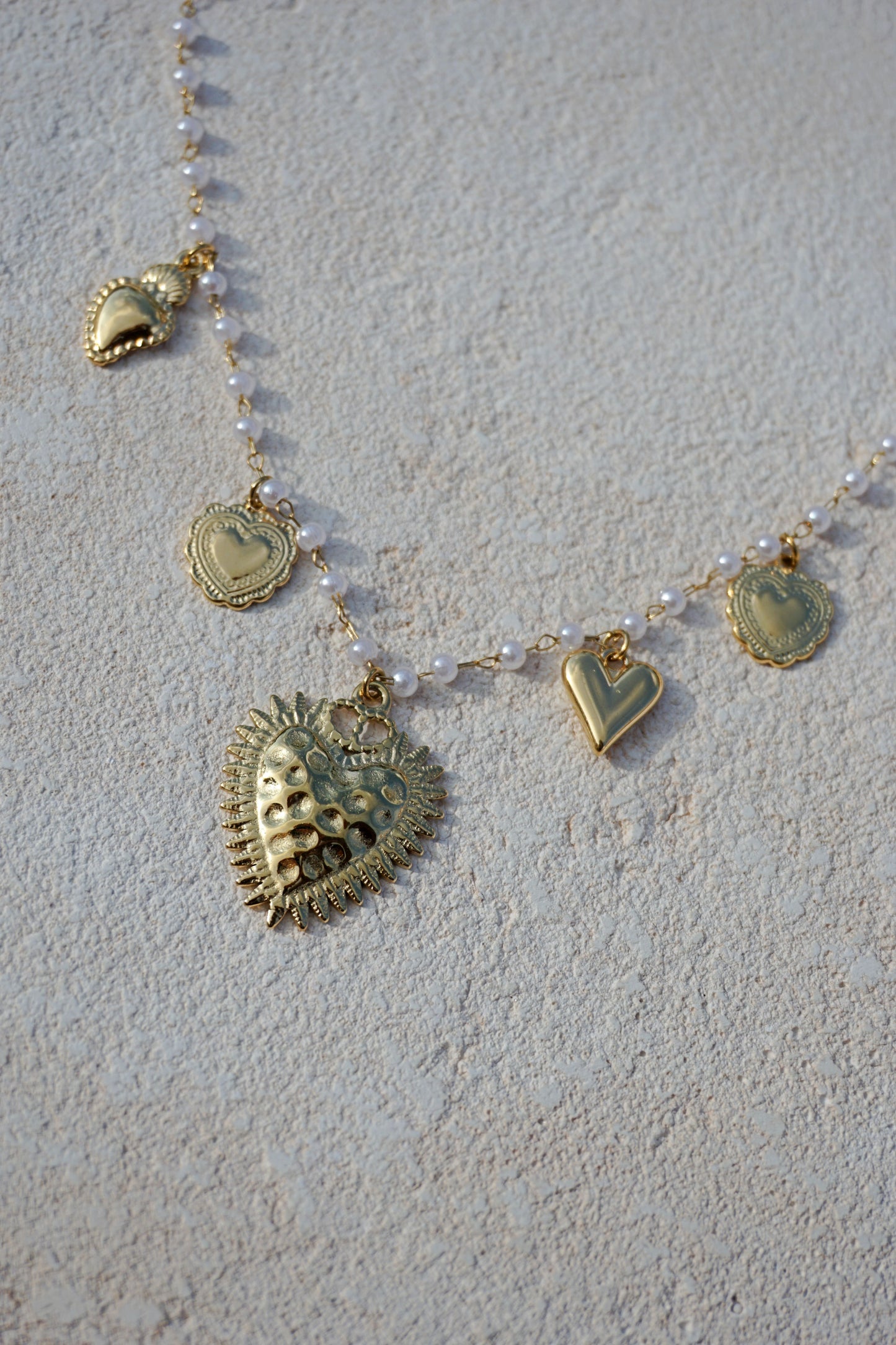 Collier perles blanches et charms cœur