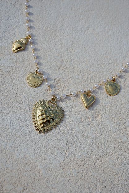 Collier perles blanches et charms cœur