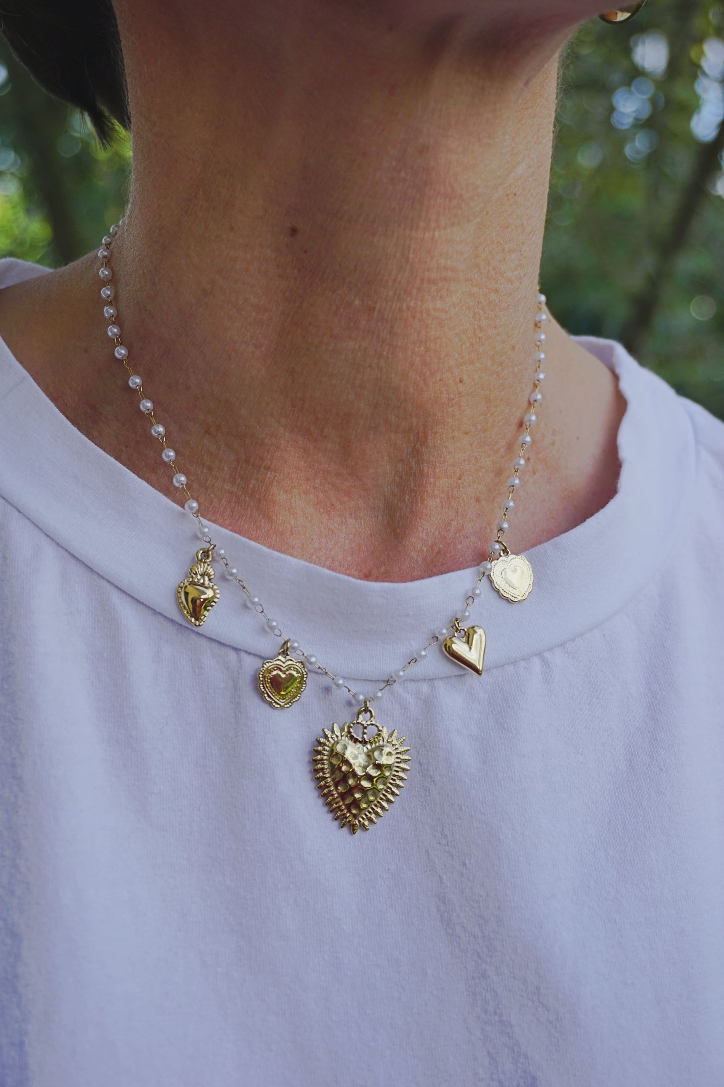 Collier perles blanches et charms cœur