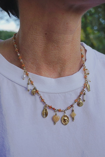 Collier pierres ocre et crème charms
