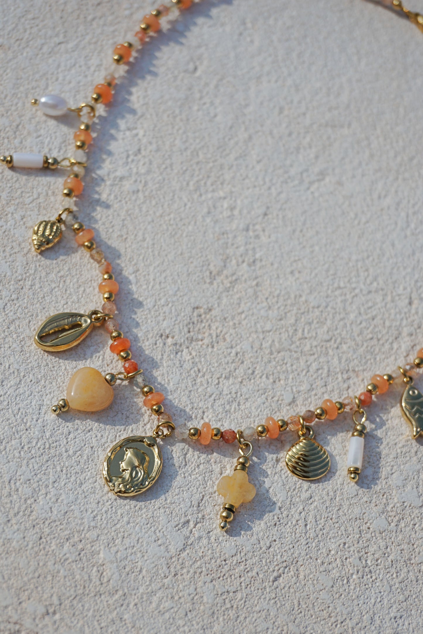 Collier pierres ocre et crème charms