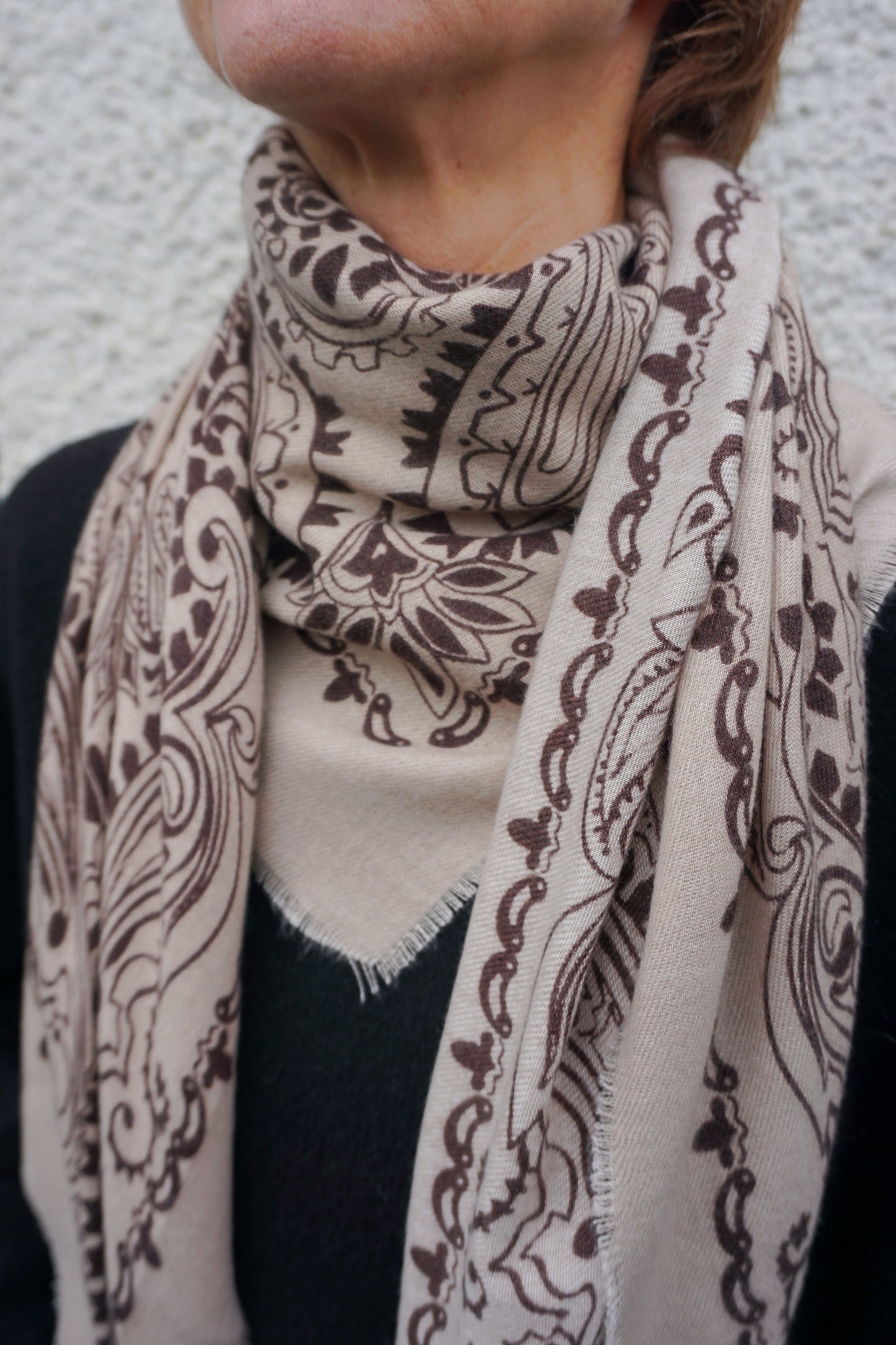 Écharpe douce beige à motifs