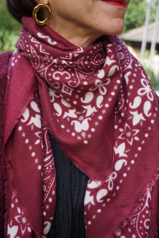 Écharpe douce bordeaux à motifs