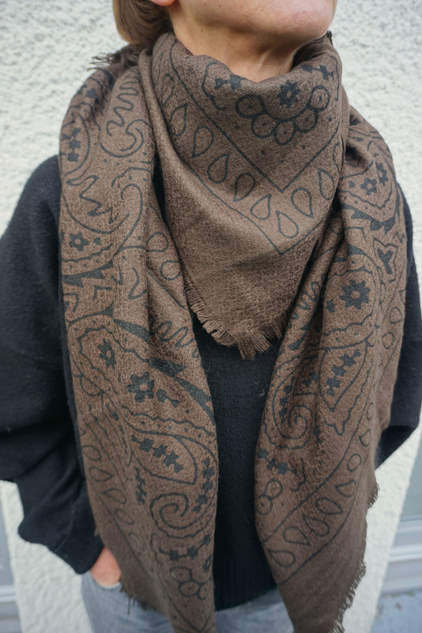Écharpe douce marron à motifs noirs
