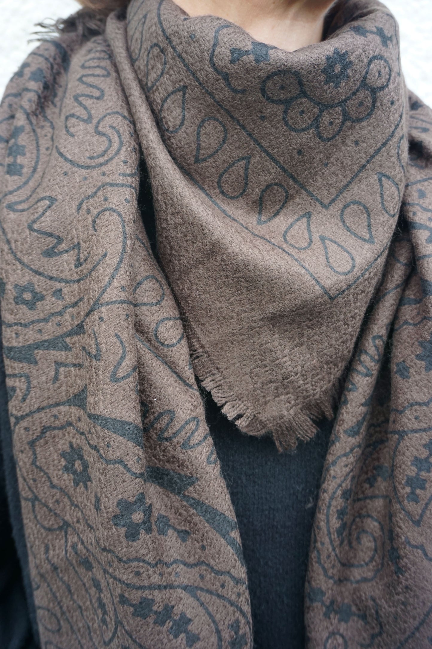 Écharpe douce marron à motifs noirs