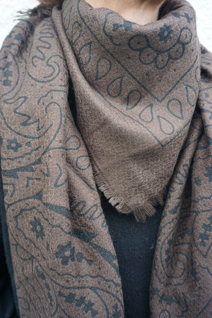 Écharpe douce marron à motifs noirs
