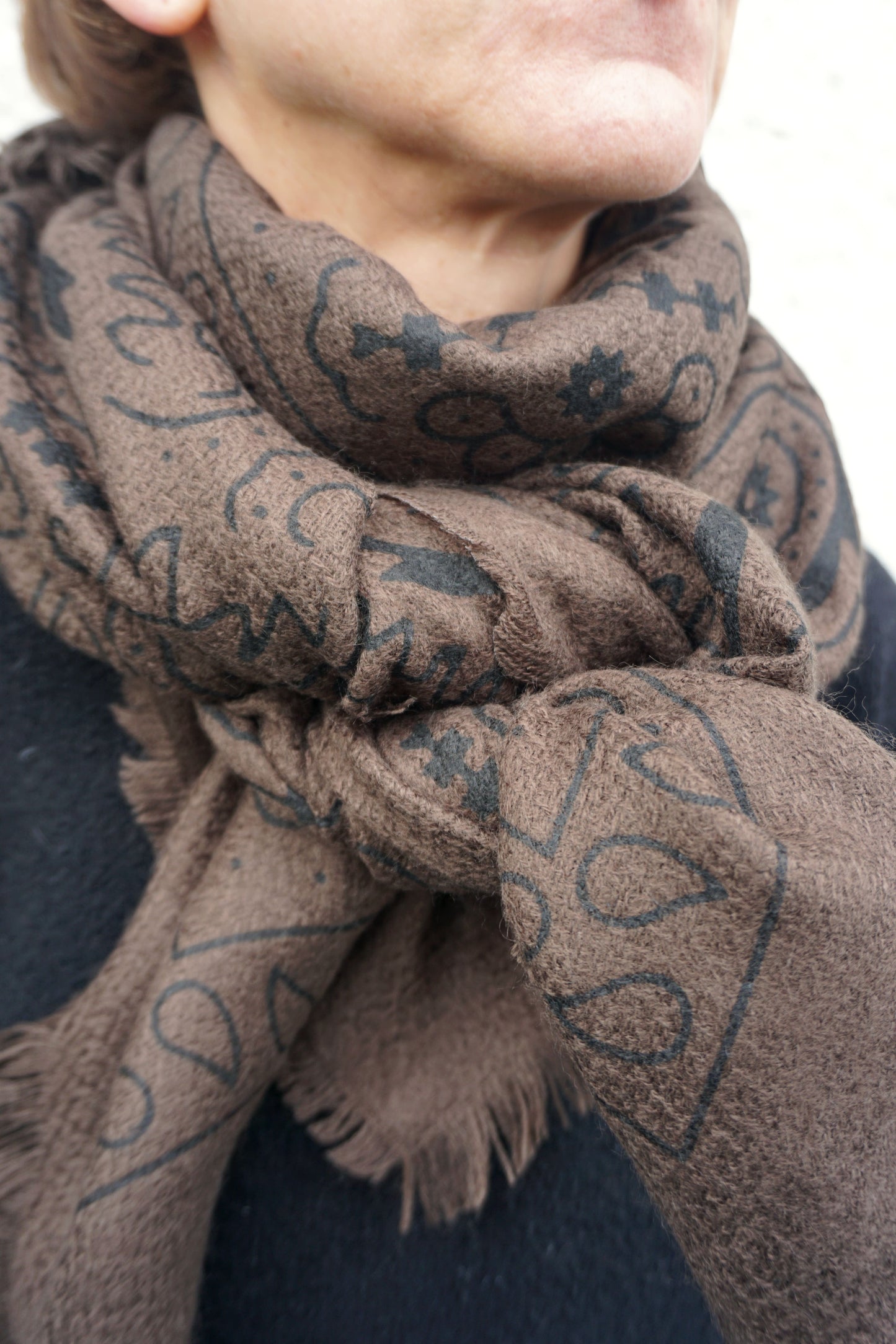 Écharpe douce marron à motifs noirs