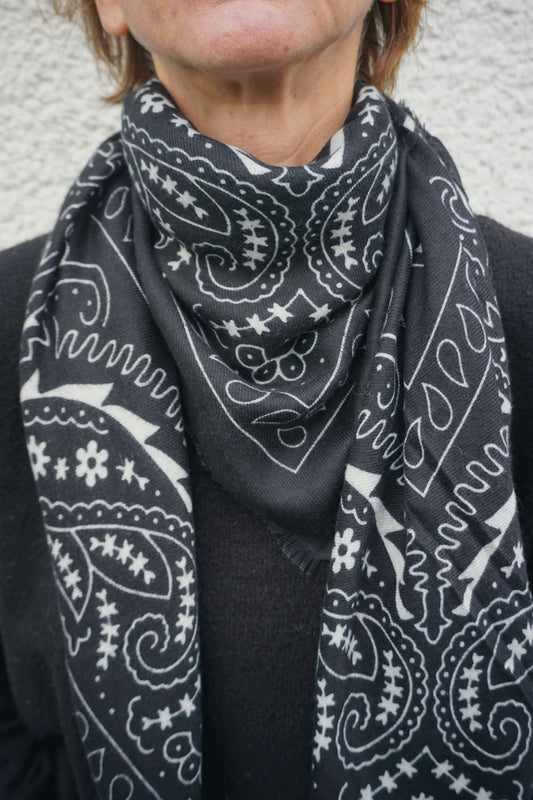 Écharpe douce noire à motifs