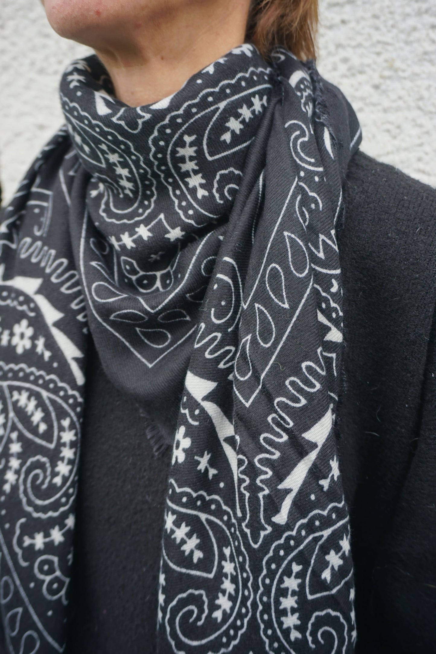 Écharpe douce noire à motifs