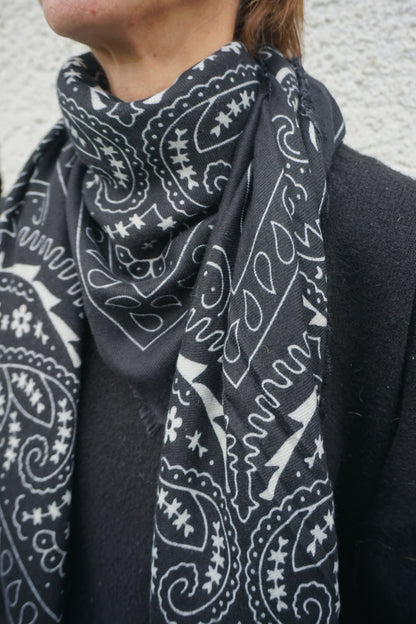 Écharpe douce noire à motifs