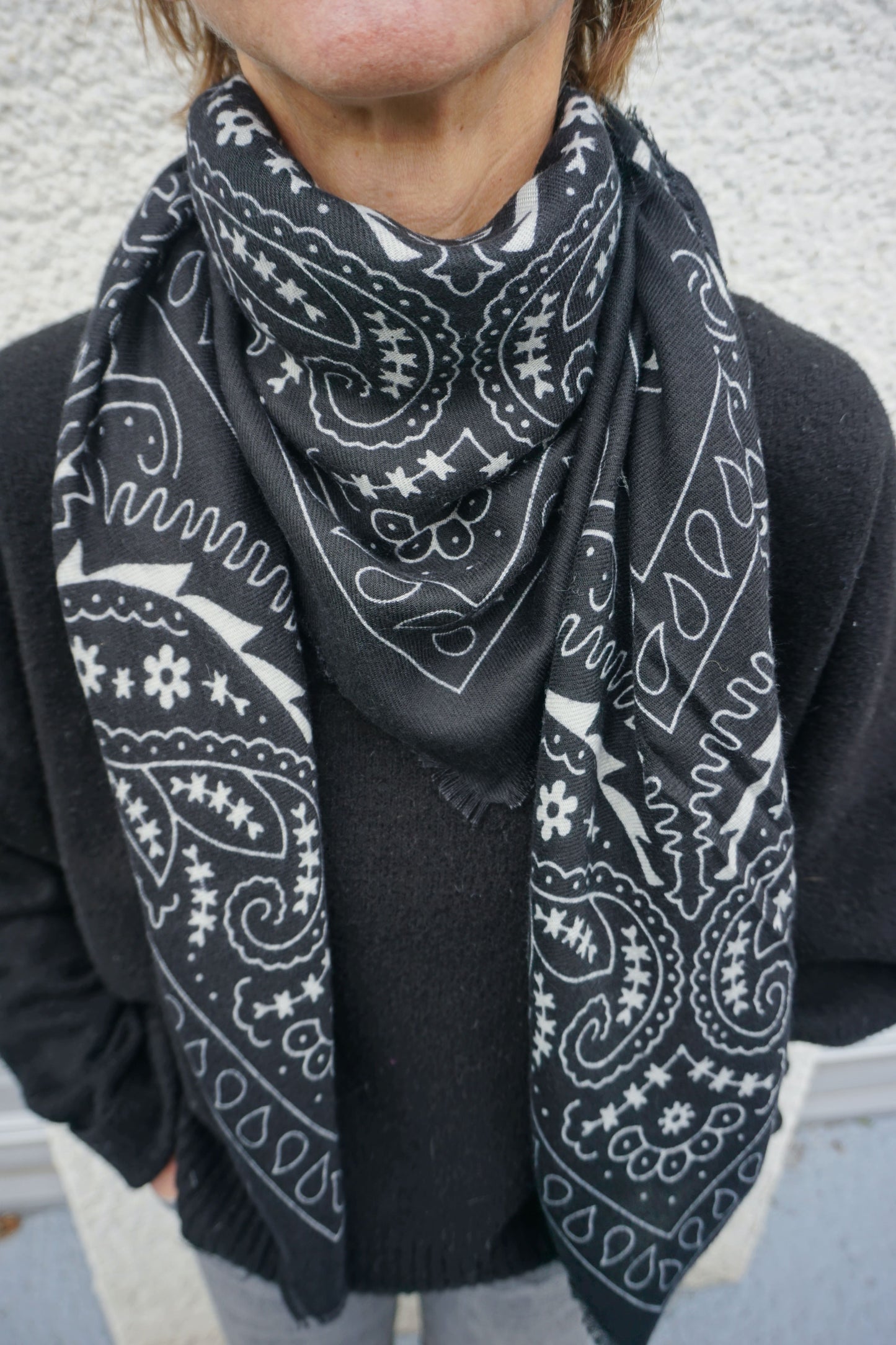Écharpe douce noire à motifs