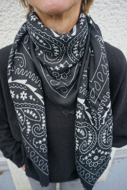 Écharpe douce noire à motifs