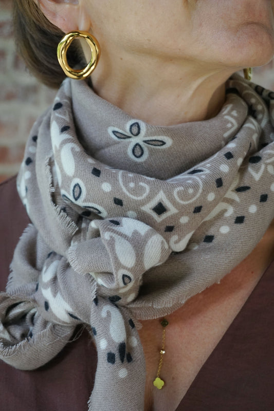 Écharpe douce taupe à motifs