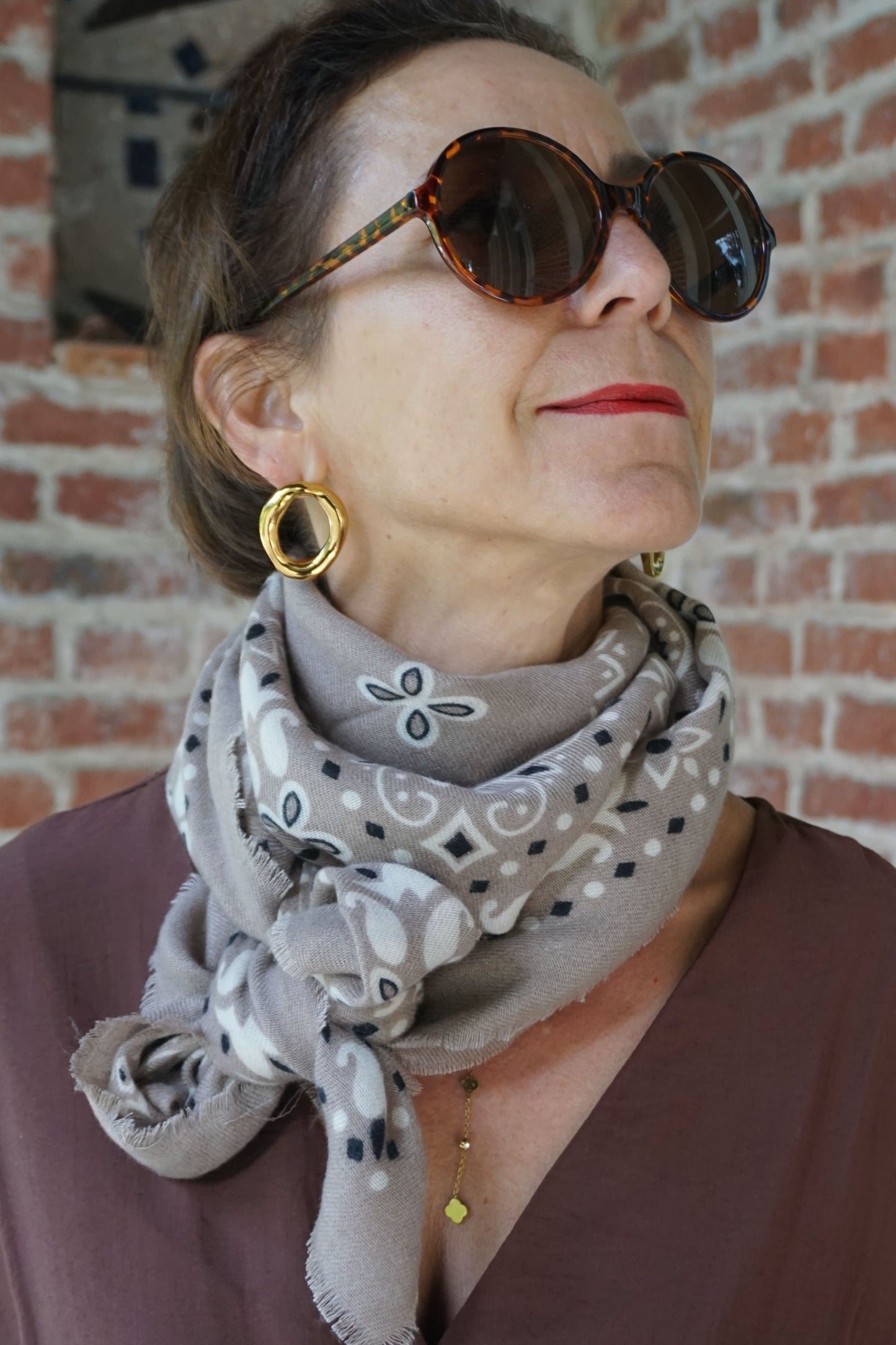 Écharpe douce taupe à motifs