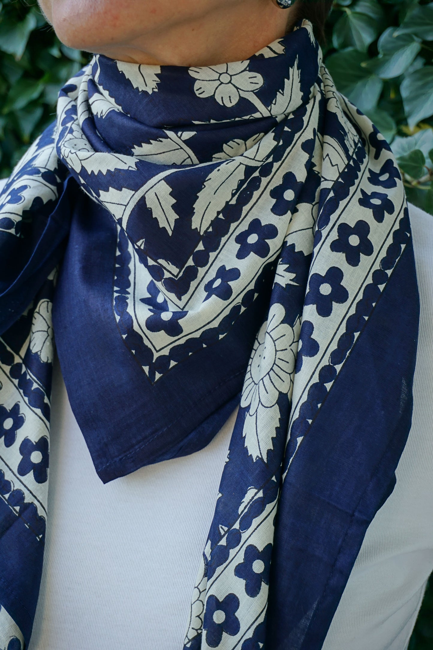 Écharpe fleurie liberty bleue marine coton