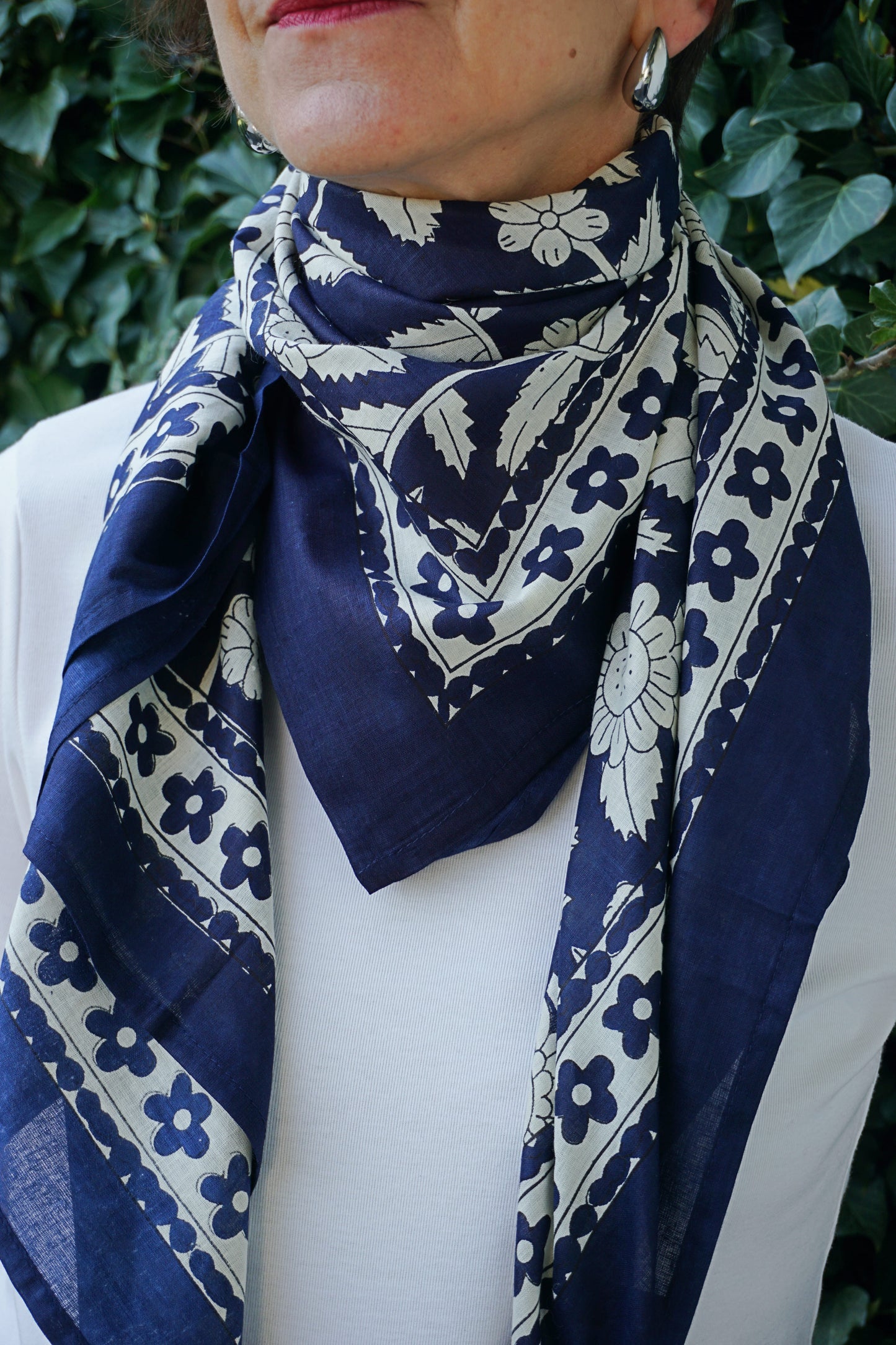 Écharpe fleurie liberty bleue marine coton