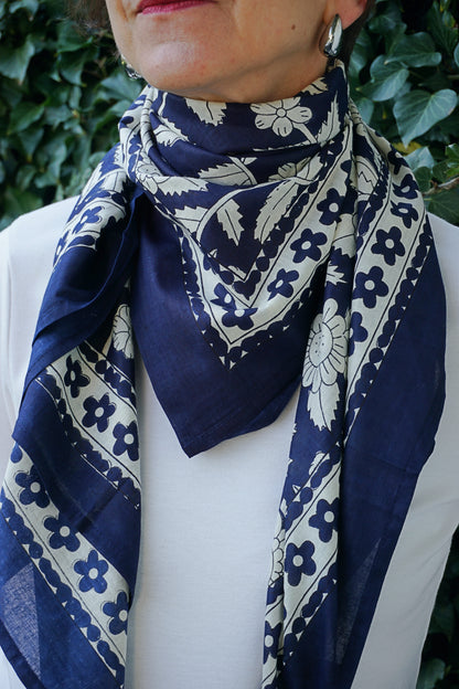 Écharpe fleurie liberty bleue marine coton