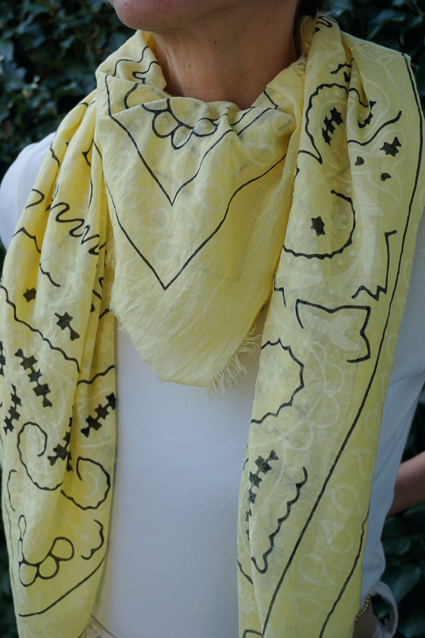 Écharpe jaune à motifs bandana