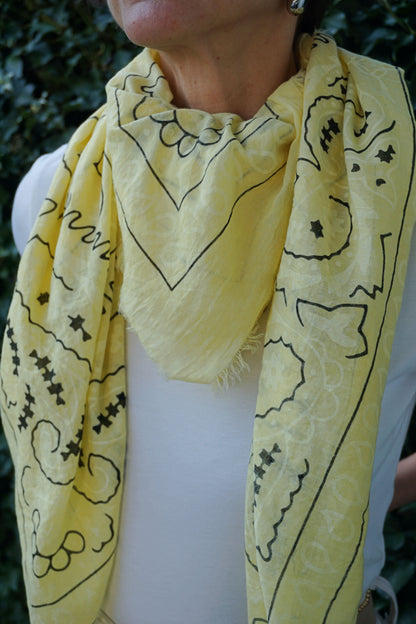 Écharpe jaune à motifs bandana