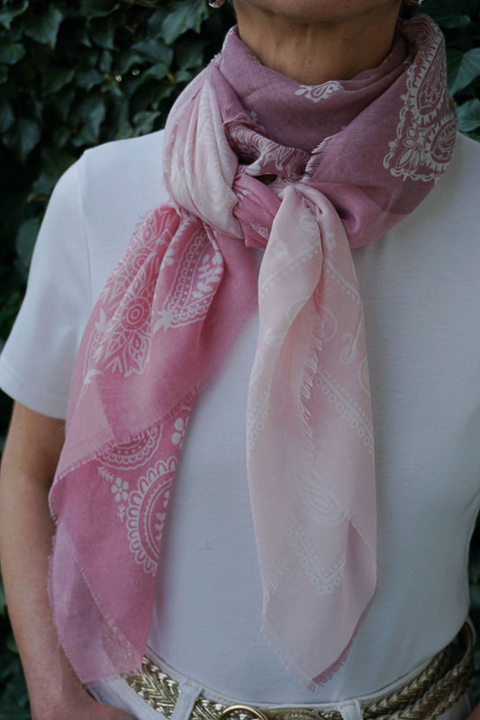 Écharpe rose à motifs bandana