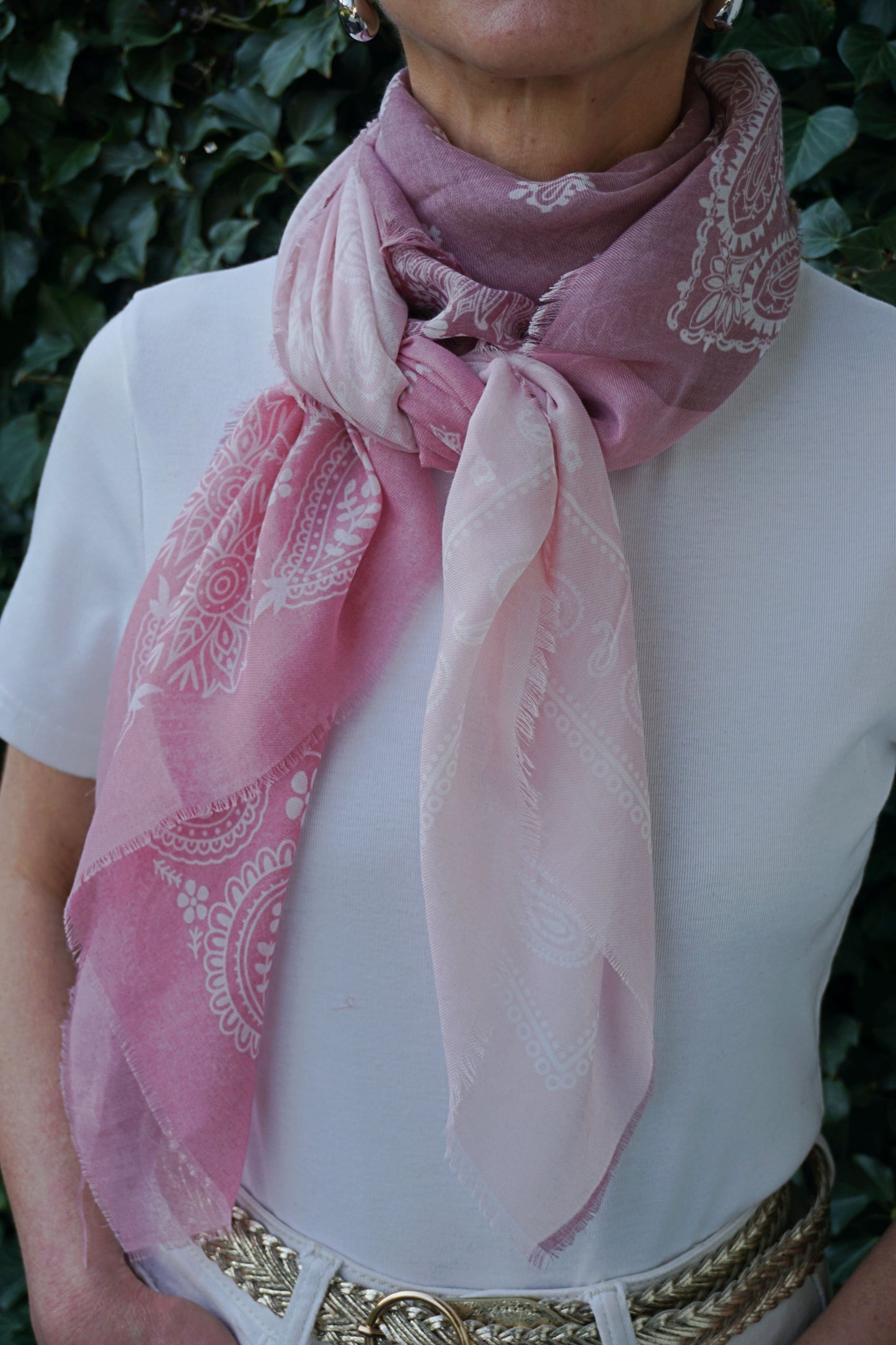 Écharpe rose à motifs bandana