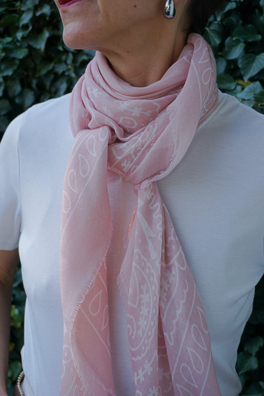 Écharpe rose pastel à motifs bandana